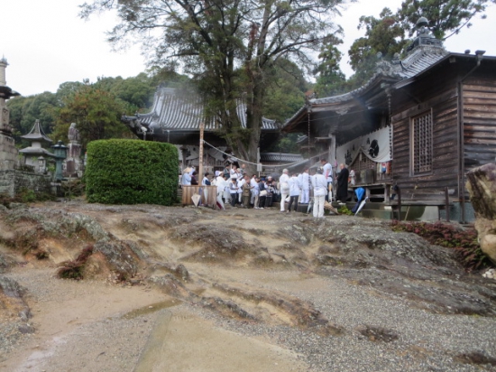 水が流れているような岩・・歩きづらい