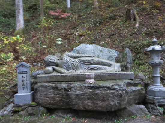 石造　十三仏群　が山道に～・・　　私は法輪寺でお見かけした釈迦如来が　すき。