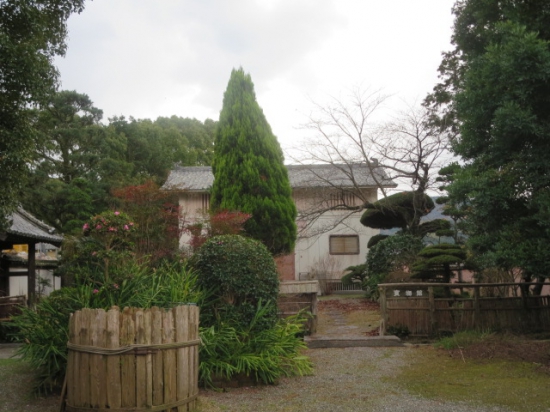 宝物殿・・白い建物