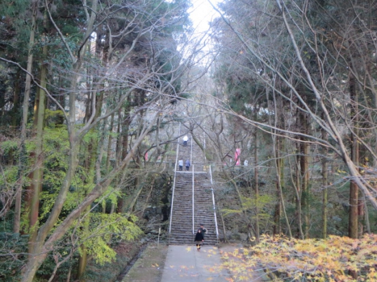 山門を入って直線の石段。下って上って～　足取り軽やか?