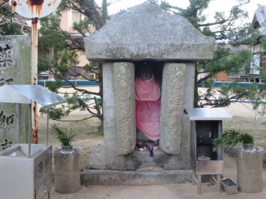 薬師如来を祀る祠　・・頭を入れると地獄の釜の音が聞こえるという。。。。聞こえてこなかった(^。^)