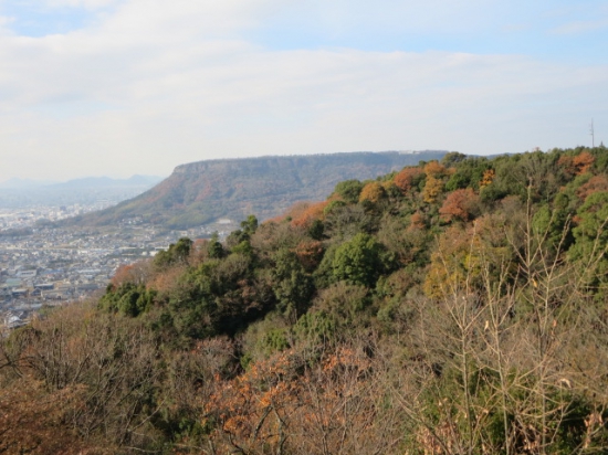 お迎え大師のところから　屋島が見えます。向かい合ってるからね。