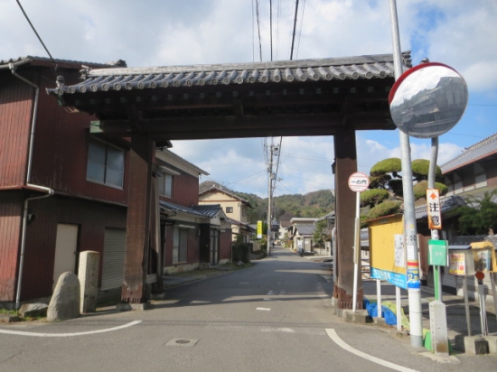 太山寺　・・一の門　車やバスはこの中を通り抜けて行くから　写真は歩きでないと撮りづらい。