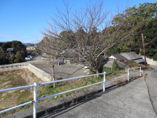 車は　下の道を通り駐車場へ。遍路道は坂を登って上から下向いて降りた所に延命寺が有ります。