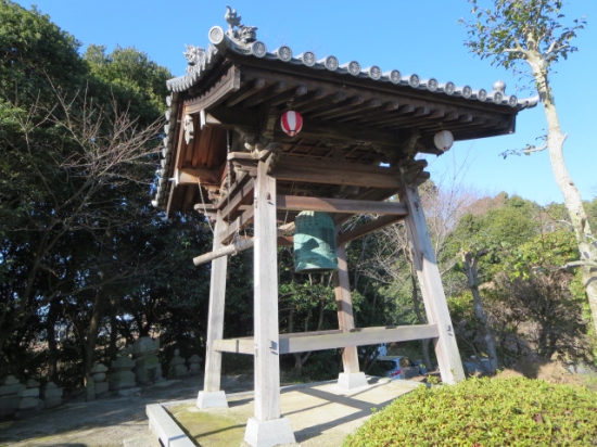 ５４番　延命寺　梵鐘（近見二郎）　駐車場の南側の小高いところに有る。二郎さんと書いているけど、境内の案内には「三郎」と書いてるし？？？　