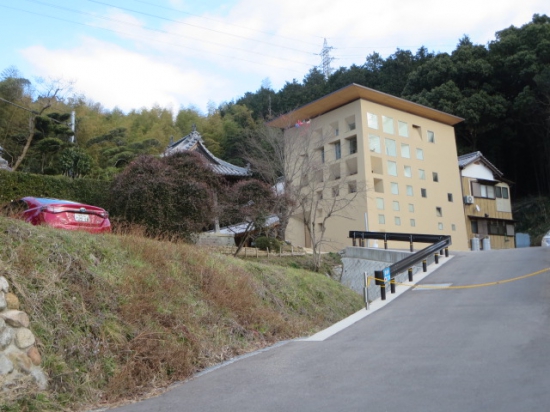 ５７番　栄福寺　・・遠くからでも目立つ　山の中の場違いな建物・演仏堂