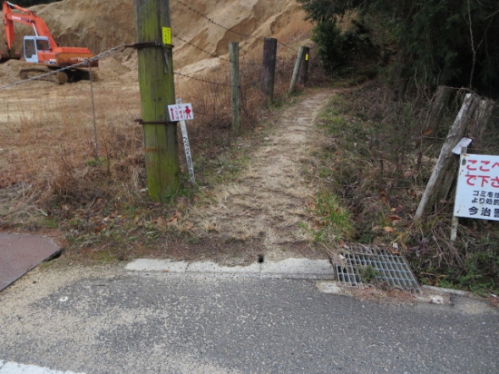 車道を渡り　山道の遍路道へ