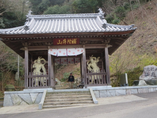 ５８番　仙遊寺・・　仁王門　わあ～い、前来た時は、自転車大会の時で、山門の前にも駐車させてくれませんでした。やっとゆっくりくぐれます。