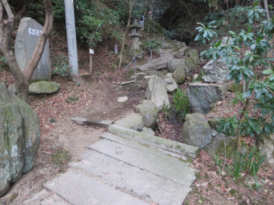 山門を入って　歩きづらい道を上ります。