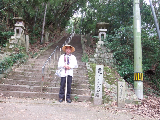 切幡寺への参道階段にて