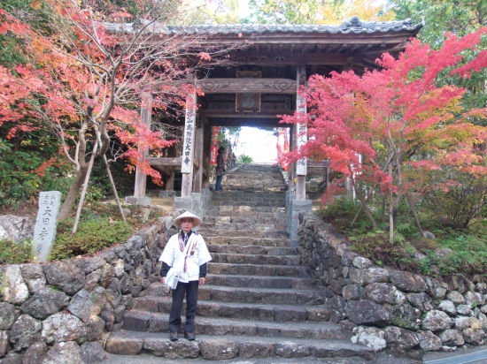 28番霊場大日寺山門前、紅葉がきれいでした。