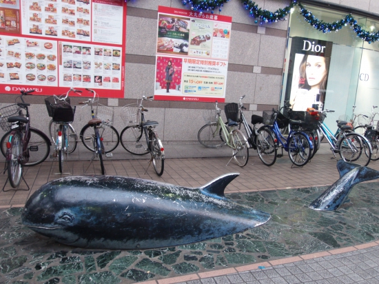 商店街にあるクジラのモニュメント。