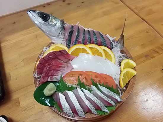 この日宿泊した民宿で夕食時に出てきた刺身の盛り合わせ、高知県ではブランド物の清水サバです、大きくて美味しかったです。