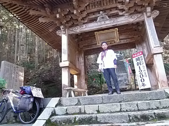 45番霊場岩屋寺にて、ここまで自転車で来る豪傑がいるんですね、その体力と若さが羨ましいです。