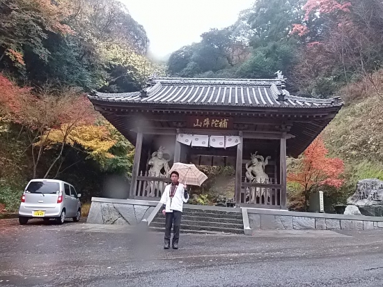 60番霊場仙遊寺山門立派な金剛力士像がおります、奥には本堂へ続く階段があります、晴れてれば紅葉が綺麗だと思います。