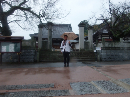 59番霊場「国分寺」入り口にて雨天は嫌です、この後雨具を着て出発です。