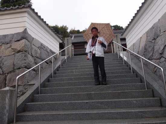 56番霊場「泰山寺」入り口にて、雨はほとんど止んでます。