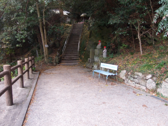 弥谷寺の参道、休息用にベンチも置いてあります。