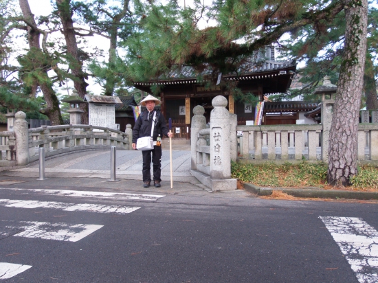 翌日宿坊を出発後、宿坊のある西院の仁王門前にて。