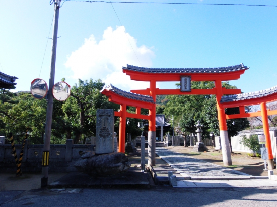 「天皇寺」門ではなく鳥居なんですね、奥には神社？馬の像もありました。