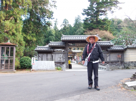 81番霊場「白峯寺」宿から歩いてすぐでした。