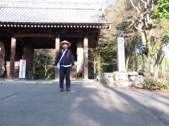 82番霊場「根香寺」仁王門前にて。