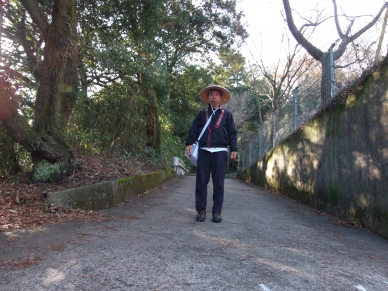 根香寺近くの道にて。