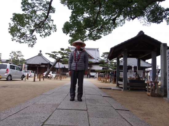 長尾寺境内、平日でもお遍路さんが多いです。