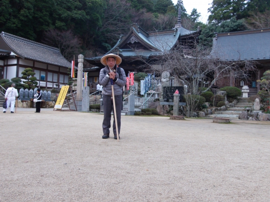 大窪寺本堂前にて。