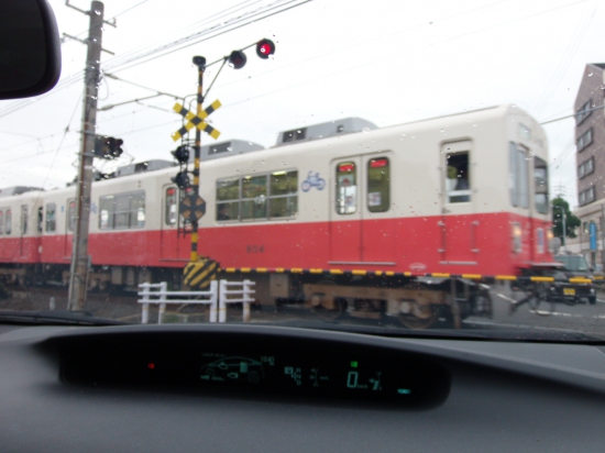 84番屋島寺の帰り琴電志度線を走る電車をパチリ。