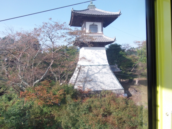 箸蔵寺ロープウエーから見える高灯篭。