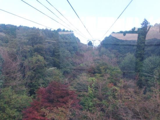 箸蔵寺ロープウエーの中から山頂駅方向をを見ました。