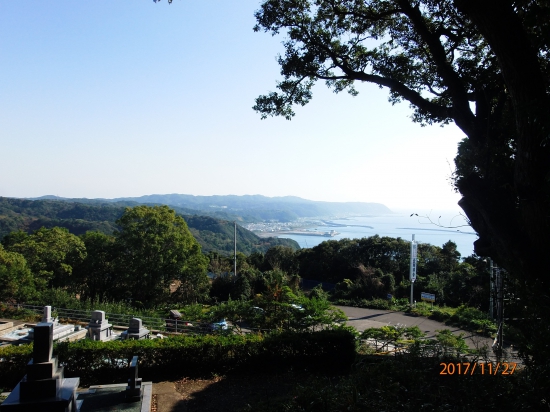 金剛頂寺から室戸岬方面を見ました。