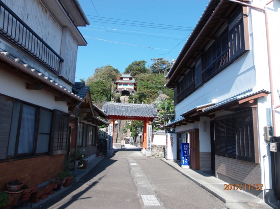 津照寺「参道」山門手前はみやげ物店。