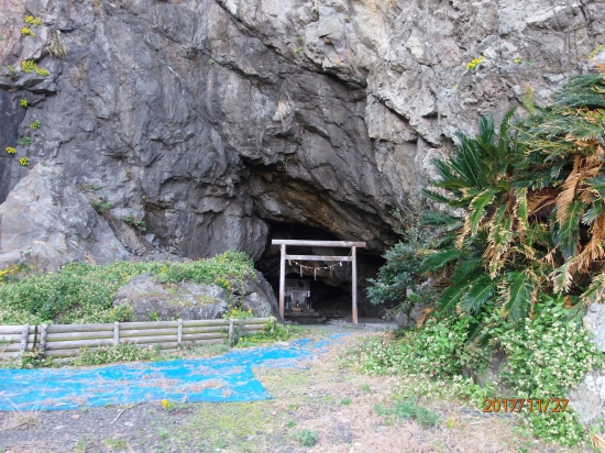 弘法大師が修行したと伝えられる洞窟（向かって右の洞窟）。