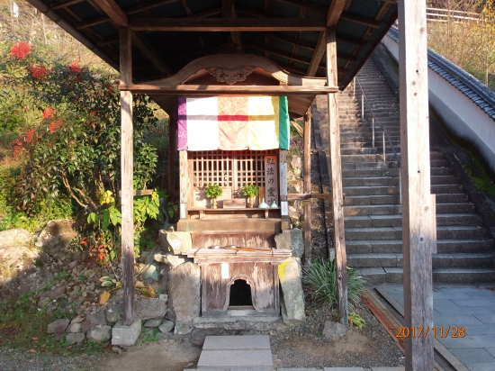 ２２番札所「平等寺」にある弘法の霊水、祠の中には清水が沸いています。