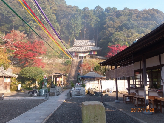 平等寺境内、本堂へは山門からは5色の紐が張られています、右は納経所。