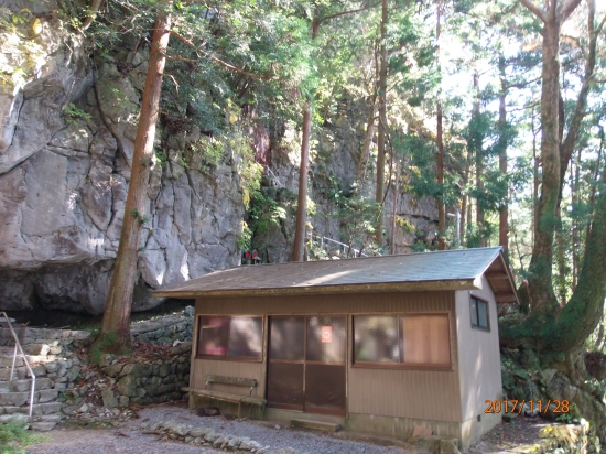 小屋の上には慈眼寺の岩穴に入る入り口があります。