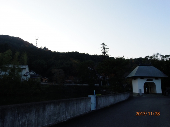 夕暮れの童学寺を見ています。