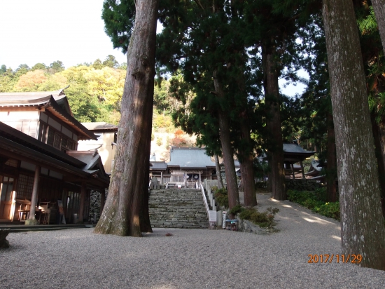 焼山寺境内、左の建物が納経所。