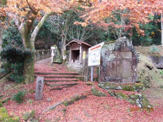 「焼山寺」へ向かう遍路道。脇にある祠は藤井寺四国88ヶ所霊場の1番札所の祠。