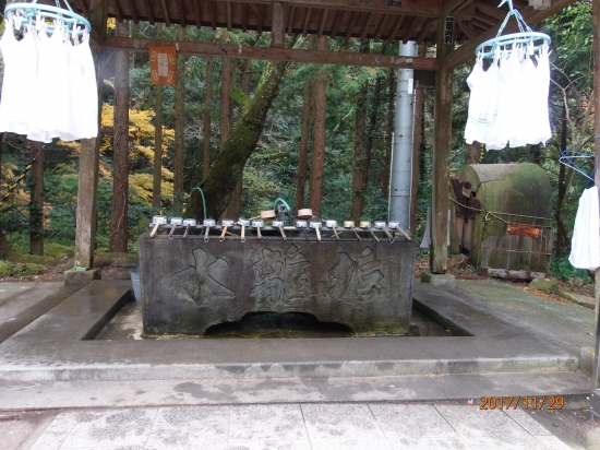熊谷寺手水場、手水鉢には垢離水と刻まれています。