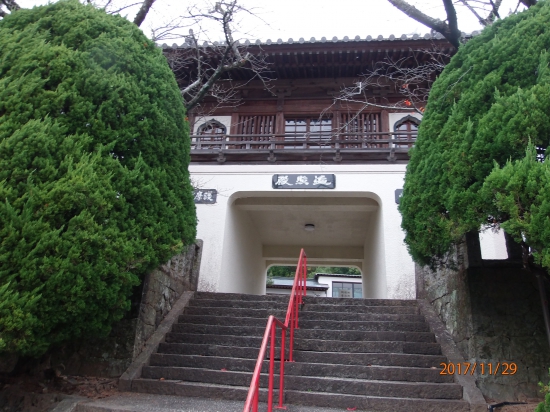 十楽寺中門、２階部分には「愛染明王」が安置されています。