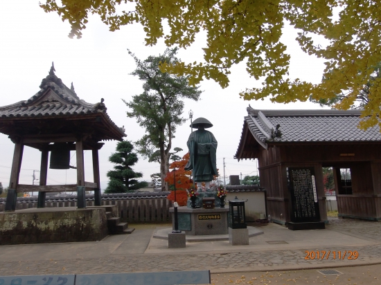 地蔵寺鐘楼と弘法大師像。