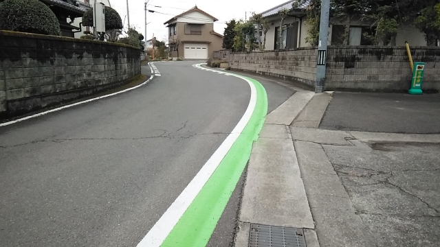 遍路道がわかるように歩道には緑色のラインが引かれています。