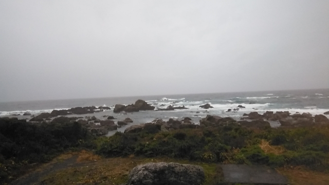 3月2日午前6時30分頃岬観光ホテルの部屋から見た太平洋、天気が良ければすぐ下には室戸岬の遊歩道が見えるそうです。