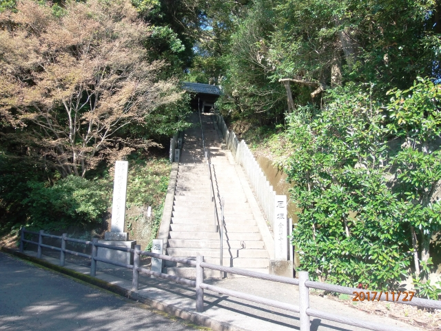 遍路道から見た26番札所「金剛頂寺山門」への石段。