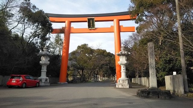 「大麻比古神社」参道の赤い大鳥居。