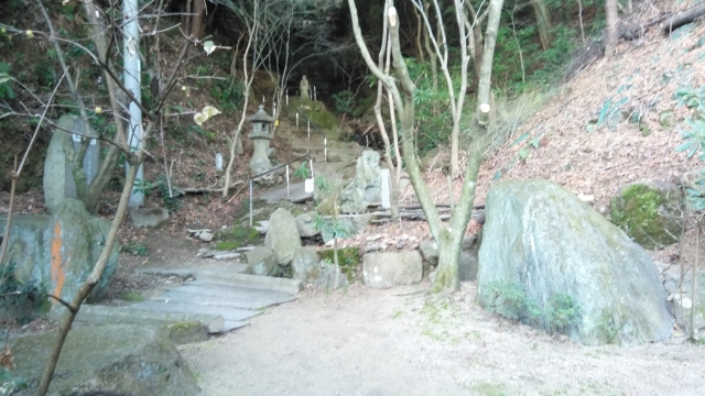 山門付近から見た仙遊寺へ山道