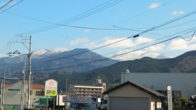 伊予小松駅から見える山にはには雪が有ります